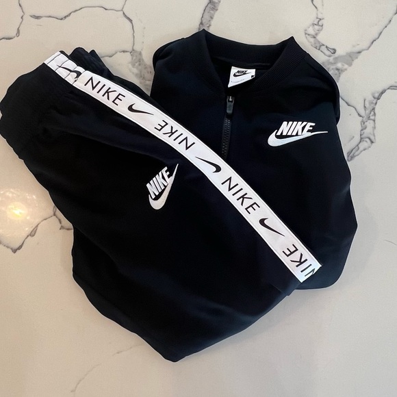 Tracksuit - Picture 4 of 4